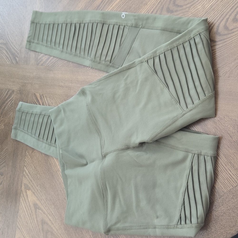 Alo Yoga High Waist Moto Legging in Olive Green sz SMALL